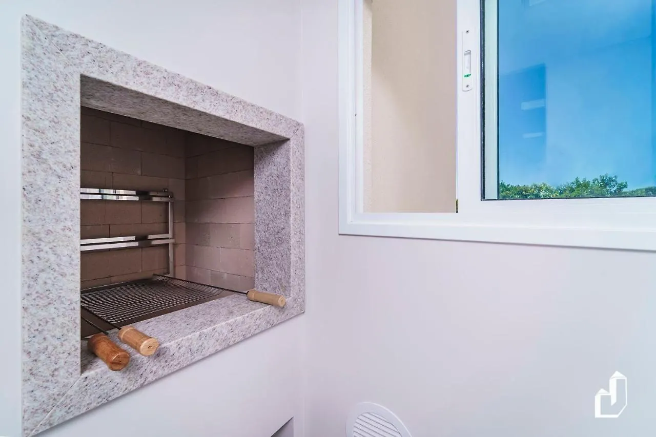 Apartamento Com 02 Dormitorios Na Quadra Da Praia Bombinhas
